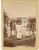 Fotografia d epoca originale 1890 ca AREA FRANCESE Ragazza in bianco in un cortile Foto VINTAGE 10x12 1