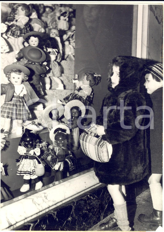 1953 PARIS Enfants admirant une vitrine de Noel d'un grand magasin *Photo 13x18