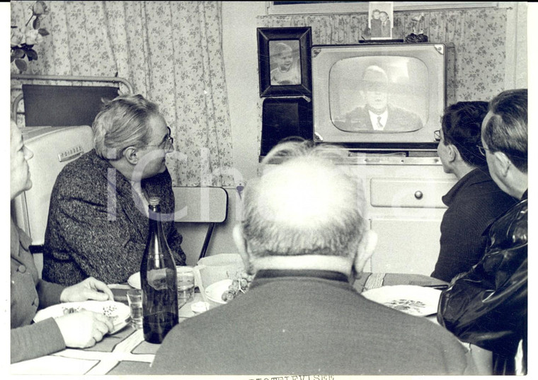 1960 PARIS Famille devant la télé pour l'allocution du Général DE GAULLE Photo 