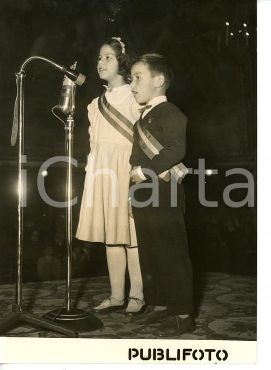 1955 ROMA Chiesa Sant'Andrea - Bambini sul palco durante sermone delle Nazioni
