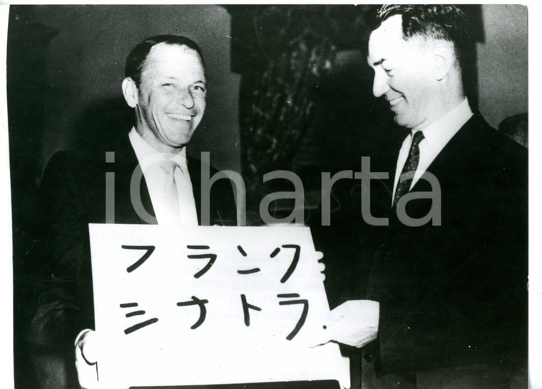 1962 TOKYO Frank SINATRA riceve omaggio da Edwin REISCHAUER *Foto 18x13 cm