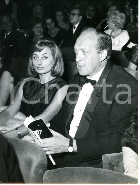 1963 MILANO Teatro Nuovo - Raimondo VIANELLO e Sandra MONDAINI in platea *Foto