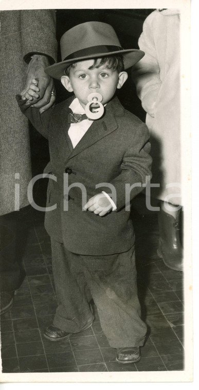 1956 LONDON AIRPORT Two-year-old Andrew SPITERI in suit *Photo 10x20 cm
