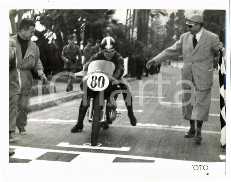 1956 CIRCUITO DI OSPEDALETTI Libero LIBERATI dopo aver tagliato traguardo *Foto