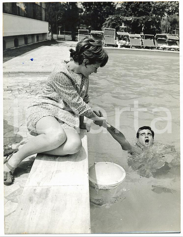 1967 VI CANTAGIRO - Teddy RENO scherza con Rita PAVONE fingendo di annegare FOTO