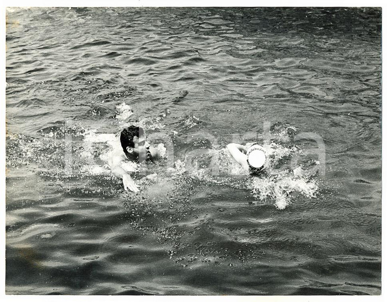 1967 SESTRI LEVANTE - CANTAGIRO Rita PAVONE Teddy RENO nuotano durante una pausa