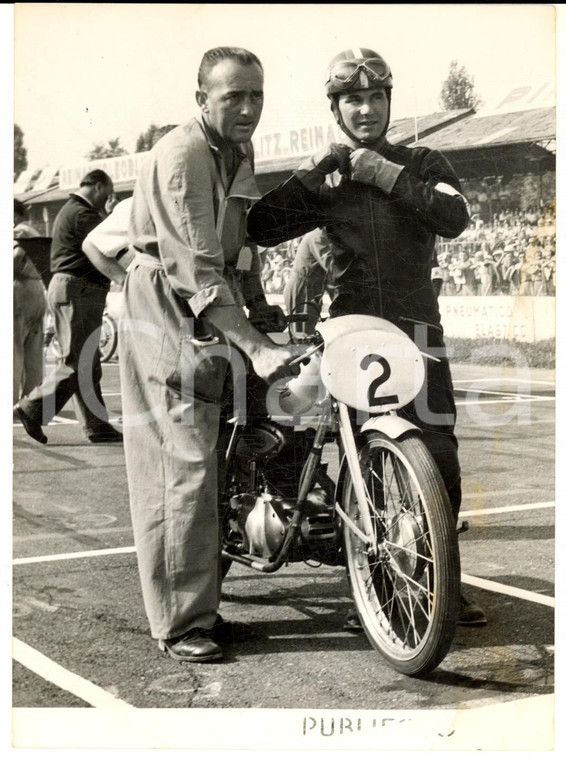 1955 ca ITALIA MOTOCICLISMO Carlo UBBIALI prima di una gara su MV AGUSTA *Foto