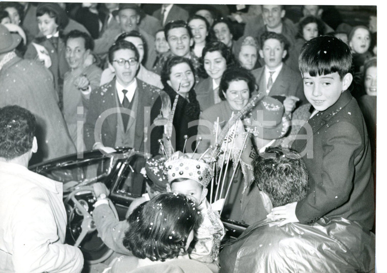 1960 ca BOLOGNA Carnevale dei bambini - Pablito CALVO sfila in auto tra la folla