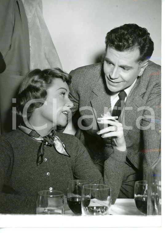 1956 BERGAMO L'attrice Martine CAROL fuma una sigaretta *Fotografia 13x18 cm