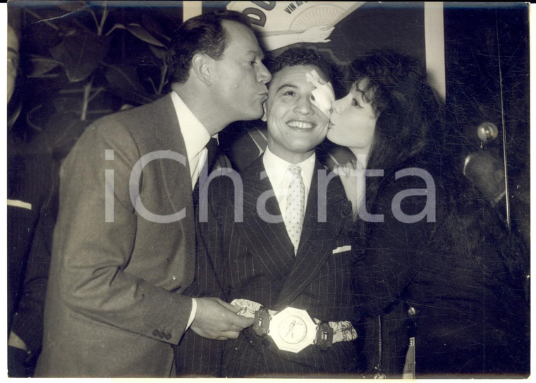 1957 PARIS BOXE Campione Chérif HAMIA tra Eddie CONSTANTINE e Juliette GRECO