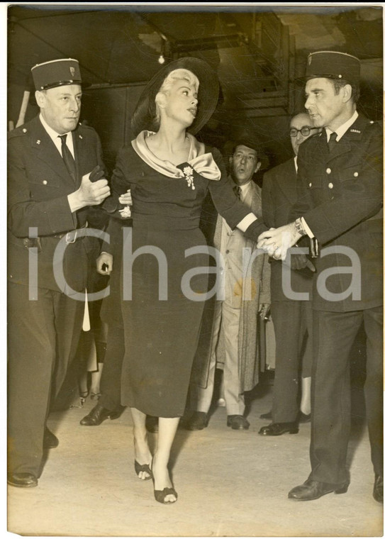 1957 PARIS Martine CAROL arrestata in una scena del film "Nathalie" *Foto 13x18