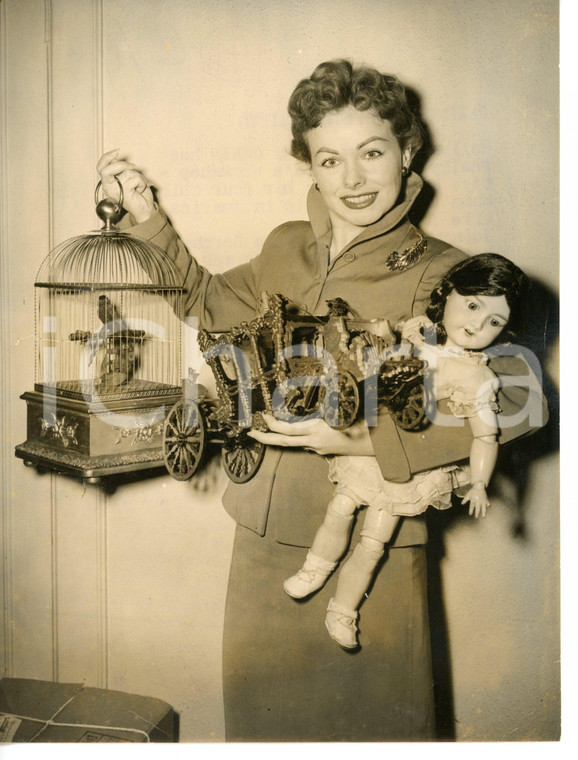 1953 LONDON Jeanne CRAINE showing Christmas gifts for her children *Photo 15x20