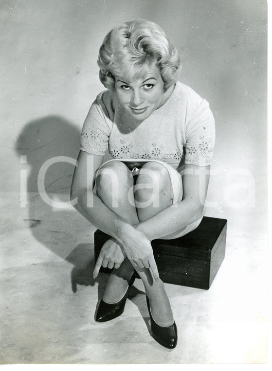 1958 LONDON Vanessa COLMAN wearing interchangeable shoes designed by John KIRBY