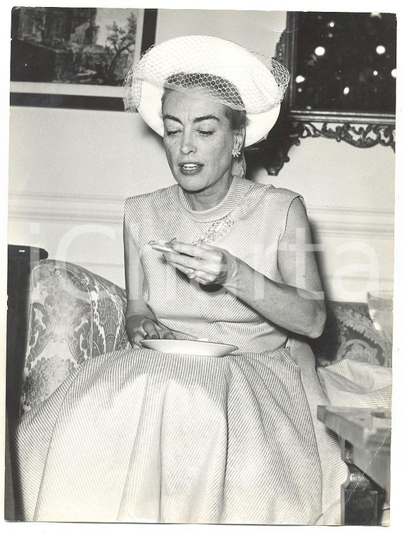 1957 ROMA Joan CRAWFORD durante un cocktail party *Foto 18x24 cm