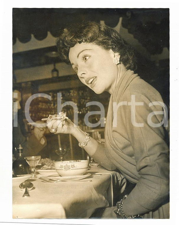 1954 LONDON Jeanne CRAIN tries chopsticks at the Asiatique Restaurant *Photo