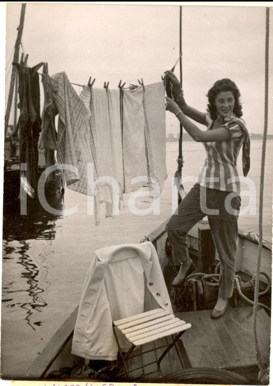 1954 FESTIVAL DI CANNES Lise BOURDIN stende i panni sullo yacht *Foto 13x18 cm