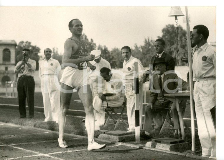 1955 MILANO CAMPIONATI DI ATLETICA 10000 metri piani - Pino DORDONI al traguardo