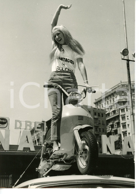 1968 CANTAGIRO - MINI MOLLY saluta i fan dal tettuccio di un'auto *Foto 13x18 cm