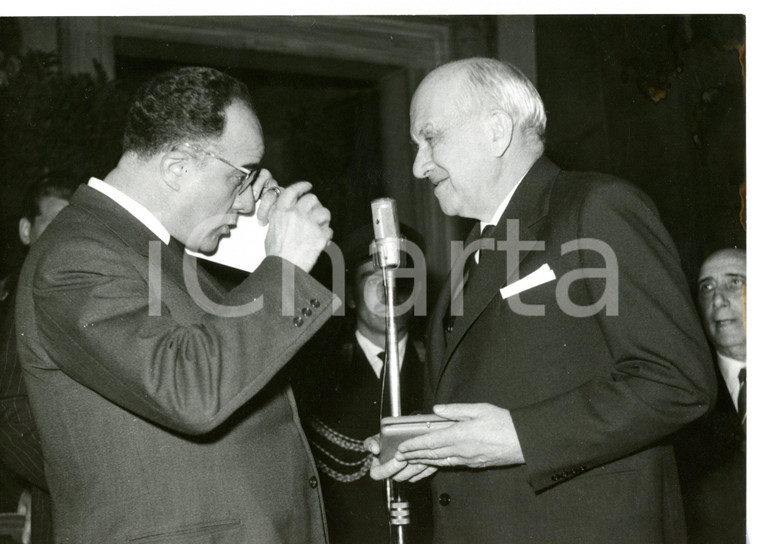 1958 ROMA Urbano CIOCCETTI consegna premio Cultori di Roma ad Axel BOETHIUS 