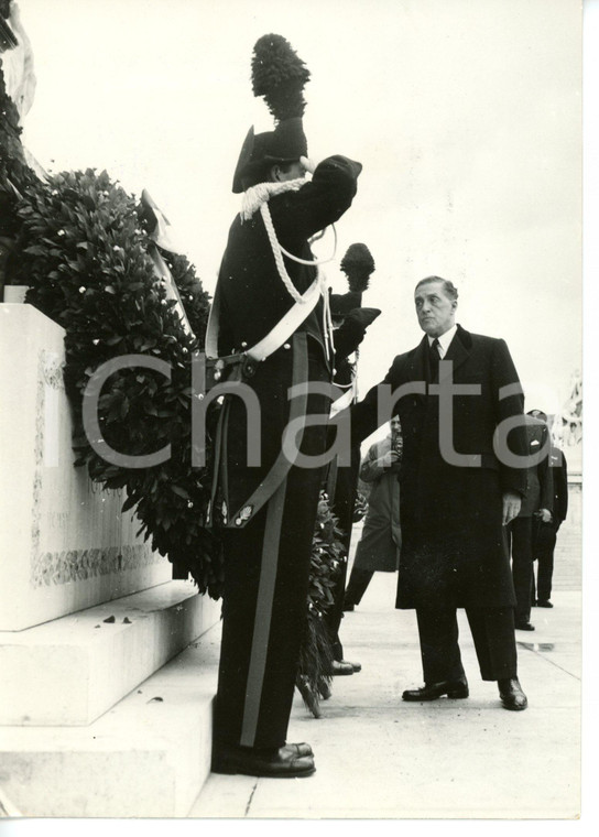 1956 ROMA Sir Cuthbert ACKROYD rende omaggio alla tomba del Milite Ignoto *Foto