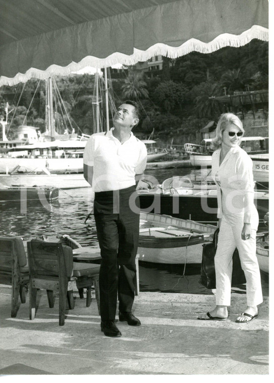 1962 PORTOFINO Glenn FORD e Hope LANGE a passeggio sul molo *Foto 13x18 cm
