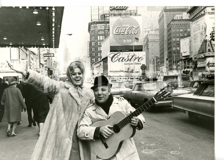 1965 ca NEW YORK Claudio VILLA con Aura D'ANGELO a Times Square *Foto 18x13 cm