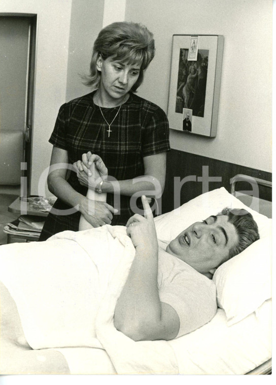 1964 MILANO Gino BRAMIERI assistito dalla moglie in ospedale *Foto 13x18 cm