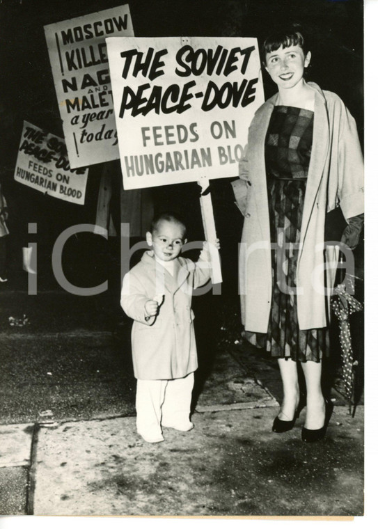 1959 NEW YORK Baby Oscar TENKO demostrating outside the Russian Embassy *Photo 