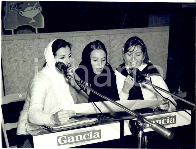 1969 CANTAGIRO Il trio di Nora ORLANDI prova sotto la pioggia - Foto 24x18