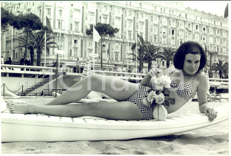 1967 FESTIVAL DI CANNES Modella Minou SOUDAN sulla spiaggia *Foto 24x16 cm
