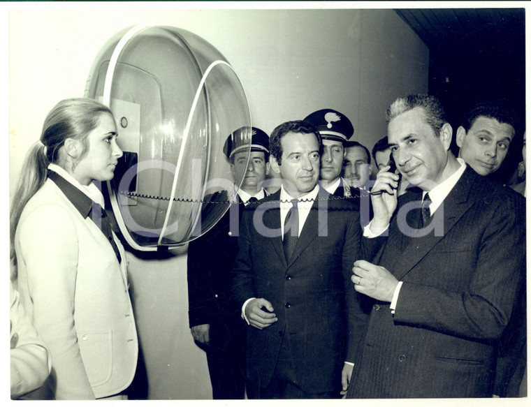 1968 MILANO Fiera Campionaria - Aldo MORO prova apparecchio microfonico *Foto