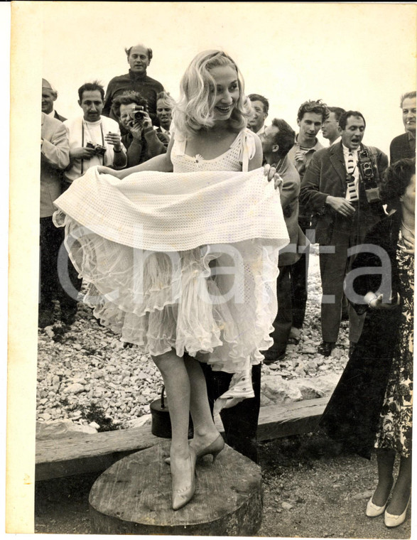 1959 FESTIVAL DI CANNES Aspirante attrice in posa per i fotografi *Foto 18x24 cm