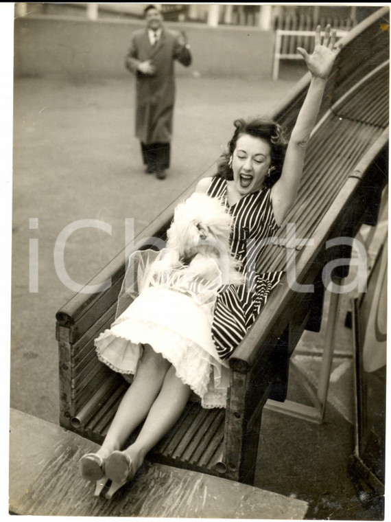 1956 LONDON Festival Gardens - Lorrae DESMOND with her dog *Photo 15x20 cm