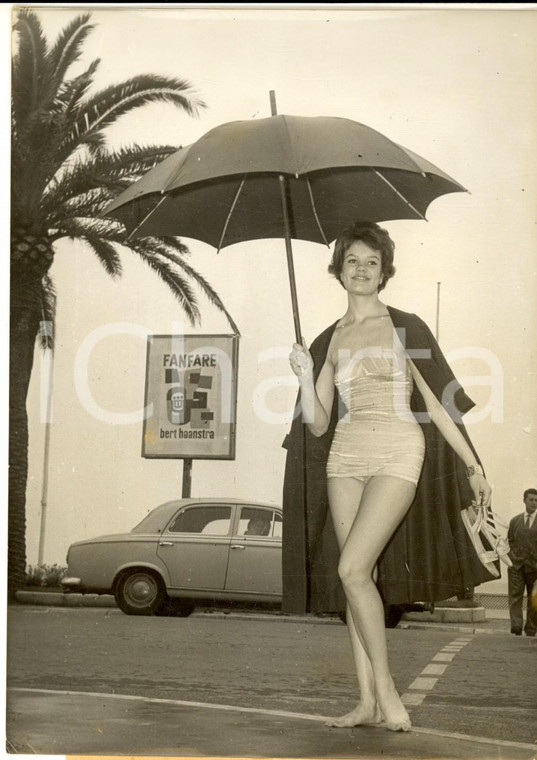 1959 FESTIVAL DI CANNES Margit JAATINEN scalza e in costume sotto la pioggia