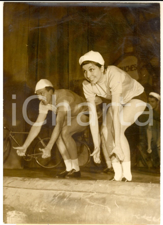 1956 PARIS Zizi JEANMAIRE et Roland PETIT dans le ballet "Cyclistes" - Photo