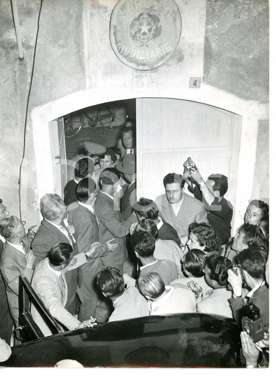 1953 AOSTA - CRONACA NERA Jolanda BERGAMO paparazzata dopo la scarcerazione