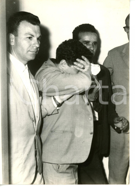 1955 ca GENOVA - CRONACA NERA Presunto omicida si ripara dai paparazzi *Foto