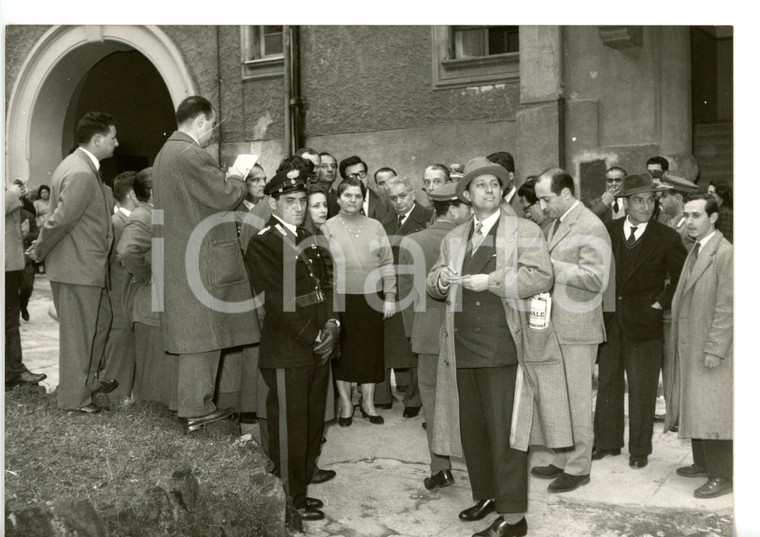 1957 ROMA - CASO MONTESI Carabinieri e giornalisti in via Tagliamento *Foto 