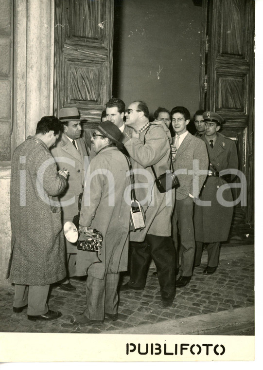 1954 ROMA CASO MONTESI Avv. Filippo LUPIS rilascia dichiarazioni ai giornalisti