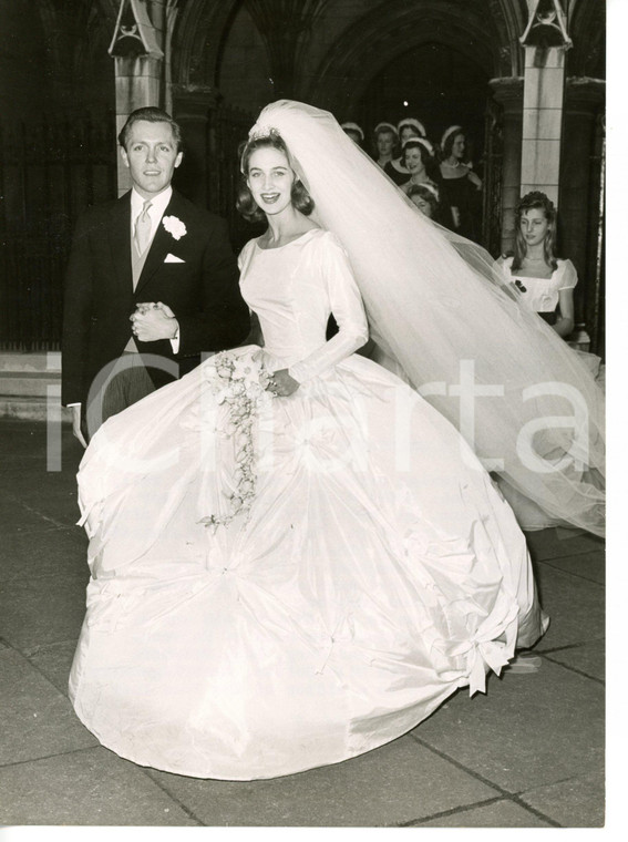 1960 LONDON Tessa MILNE with Noel CUNNINGHAM-REID after their wedding
