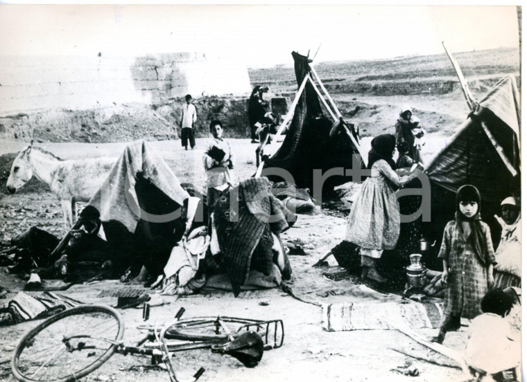 1962 TEHERAN - TERREMOTO Famiglia di sopravvissuti dopo la tragedia *Foto 18x13