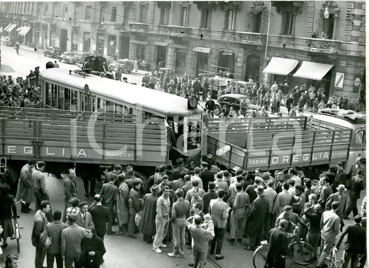 1955 ca TORINO Via Madama Cristina - Incidente stradale tra camion e tram *Foto