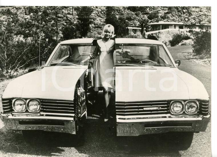 1968 PHOENIX (USA) Modella presenta automobile "tagliata a metà" *Foto 18x13 cm