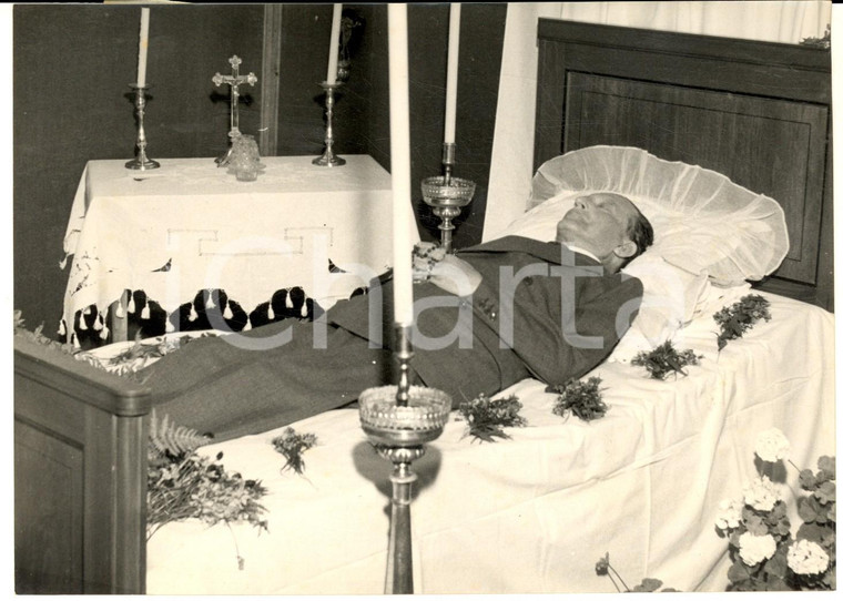 1954 SELLA DI VALSUGANA La salma di Alcide DE GASPERI sul letto di morte *Foto