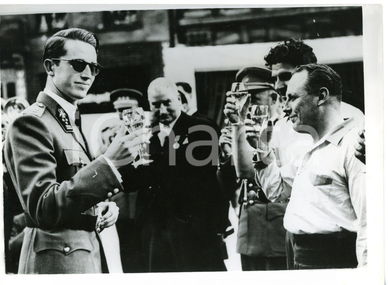 1953 BRUSSELS Balle au tamis - King Baudouin of BELGIUM during toast *Foto 20x15