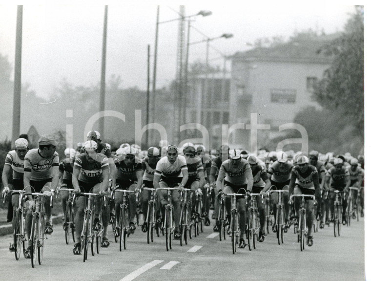 1968 NOVARA GIRO D'ITALIA - CICLISMO Eddy MERCKX nel gruppo *Foto 24x18 cm