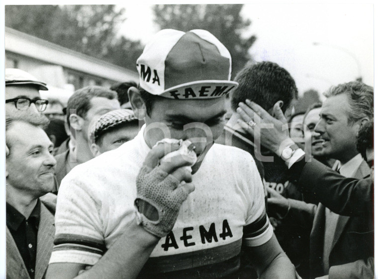 1968 NOVARA GIRO D'ITALIA - CICLISMO Eddy MERCKX dopo la vittoria *Foto