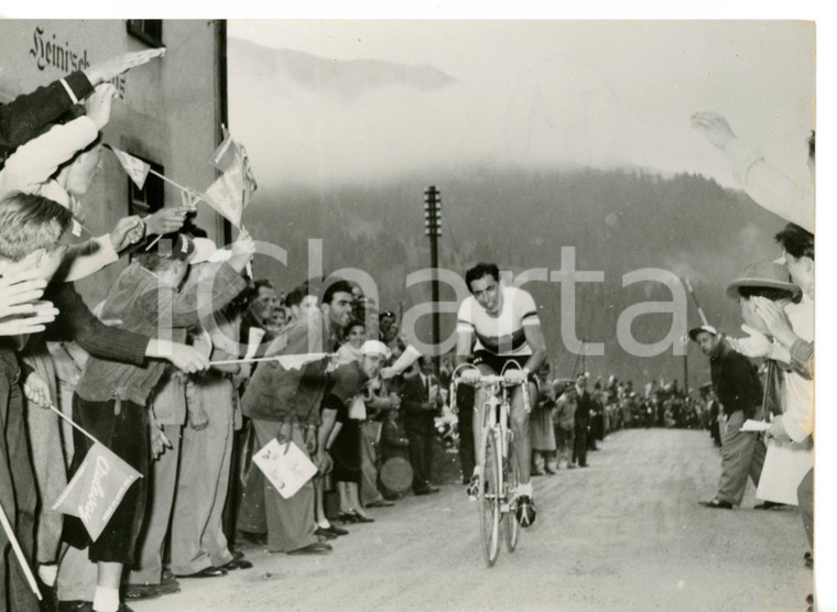 1954 DAVOS - TOUR DE SUISSE Ciclismo - Fausto COPPI acclamato dai fan all'arrivo