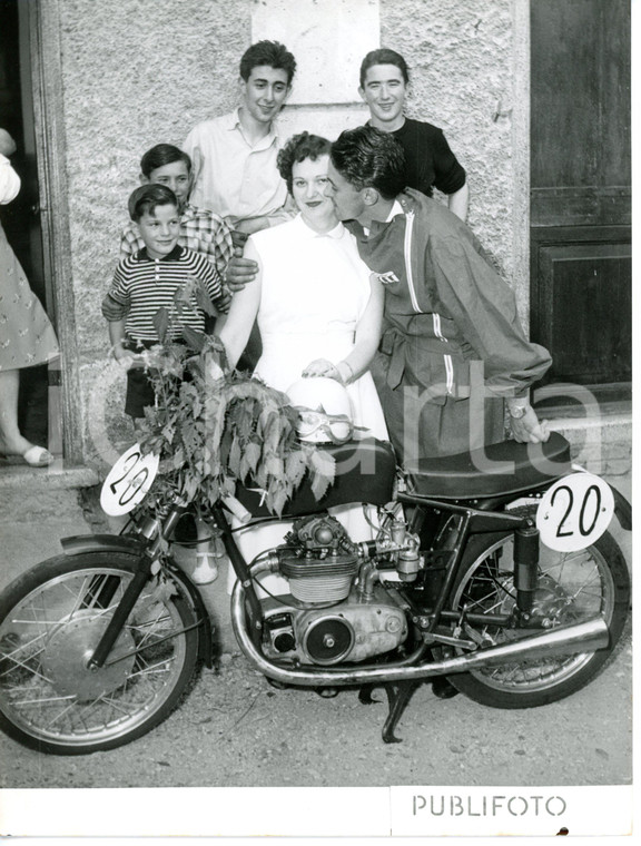 1954 PONTEDECIMO - MOTOCICLISMO Il vincitore Martino GIANI in famiglia *Foto