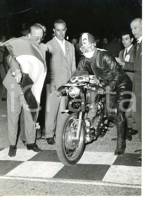 1956 MILANO-TARANTO - MOTOCICLISMO Partenza di Domenico FENOCCHIO su GILERA 500